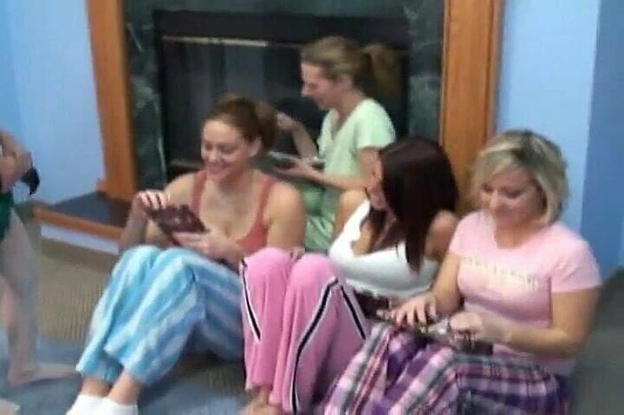 Radical Lesbian: Orgie în grup cu sex acasă - videoclip lesbian cu înregistrare de acasă