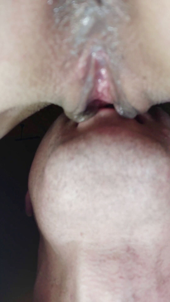 Wet Pussy Fuck: Teen mokrá kundička je lízaná a kapající z kundičky zblízka