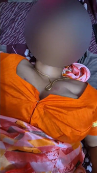 Gospodină indiană sexy Sreejaa în bluză portocalie și sari futută tare