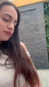 Sexy kouřící dívka hnědovlasá bohyně kouří cigaretová rtěnka