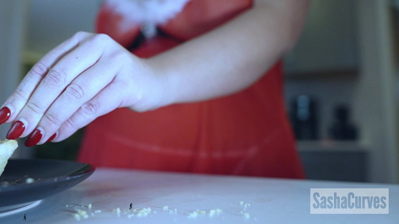 Sasha Curves: Giantess Vánoce: Nejsem sama doma