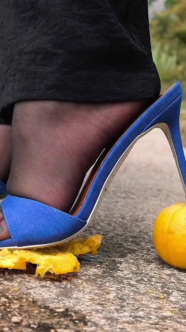 Crushing in Heels (Goddess Lena)