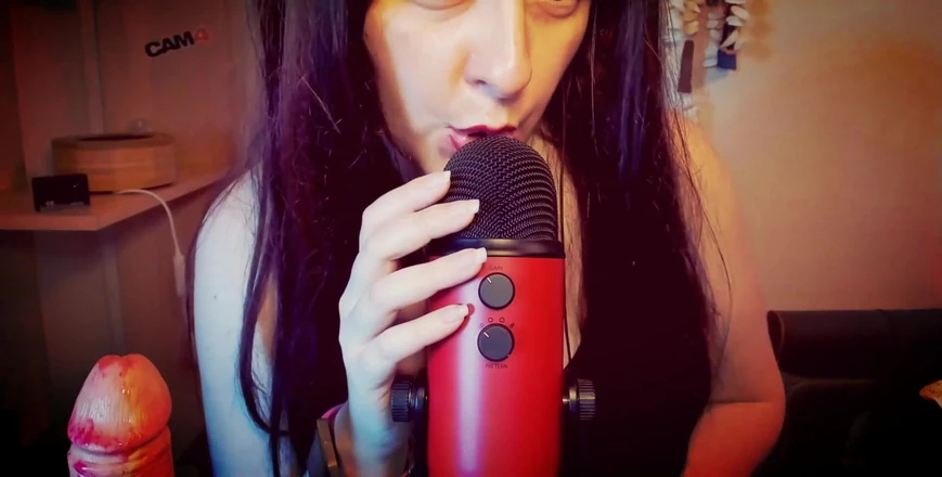Nicoletta Embassi: Sensual Mouth Sounds for Beautiful Italian MILF