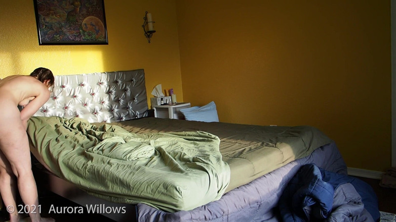Aurora Willows: Зробити ліжко оголеним