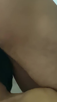 Aku meletakkan cuckold untuk menjilat bolaku sementara dia menghancurkan pantat macho-nya