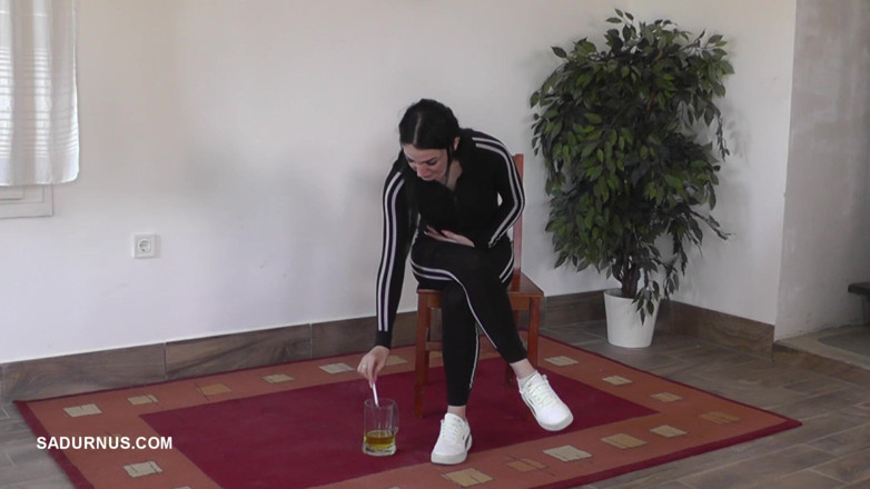 Sadurnus: 여주인 Dyanna는 술을 마신다