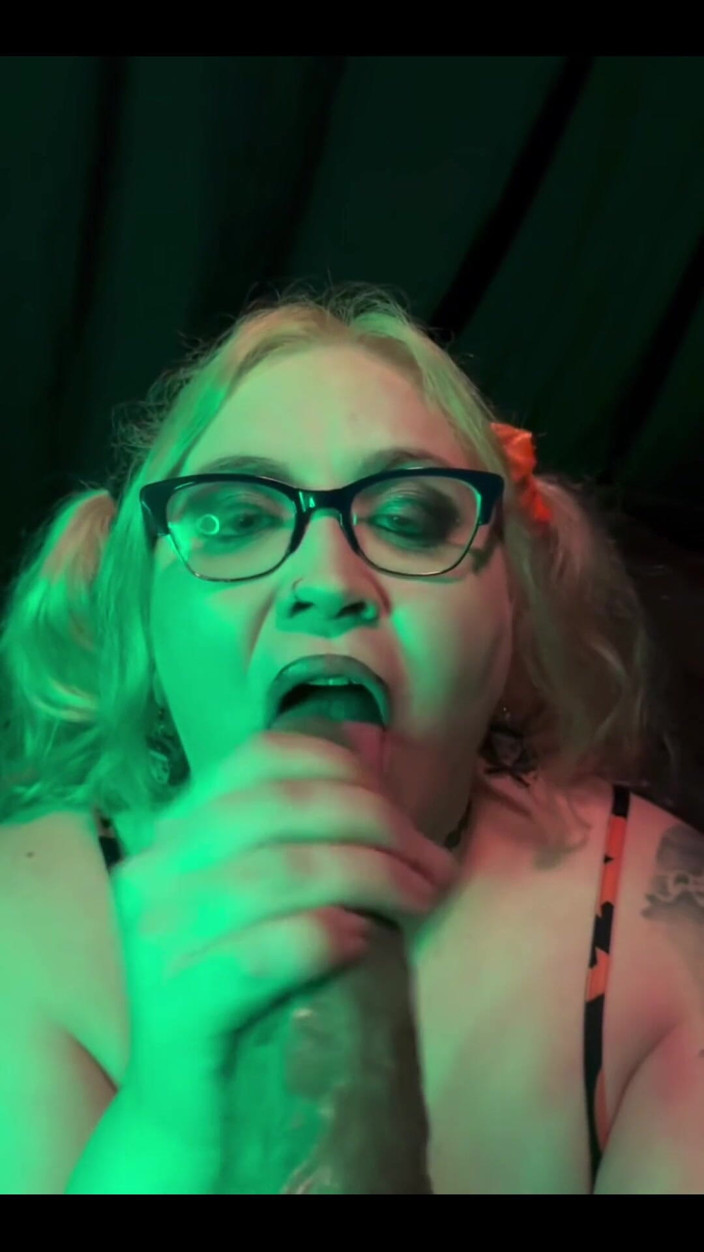 Goth bimbo: モンスターコックフェラ