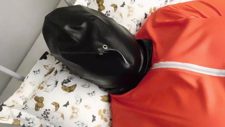 Nylon Ann: Medias de cuero y máscara