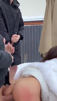 Un grup de tipi care o femeie însărcinată afară, în zăpadă