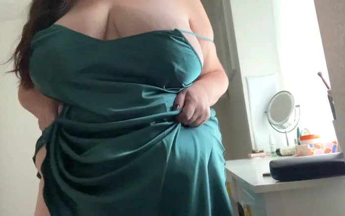 cutejayne: Hot BBW MILF Shows off Sexy Curves in Silky Nightgown