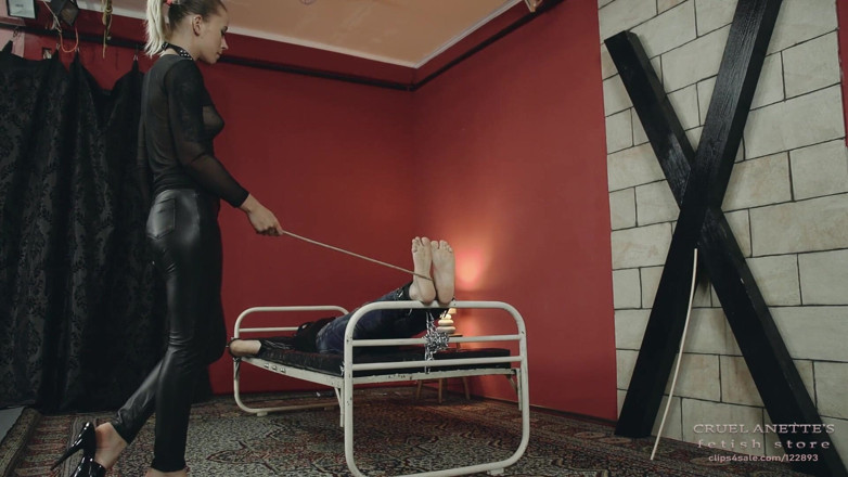 Cruel Anettes fetish world: Bastinado di ranjang