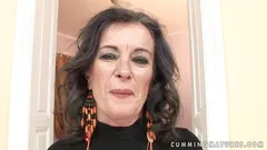 老熟女在沙发上被拳交