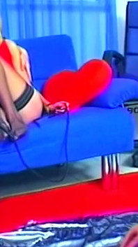 Dos chicas cachondas compartiendo una polla palpitante en una orgía