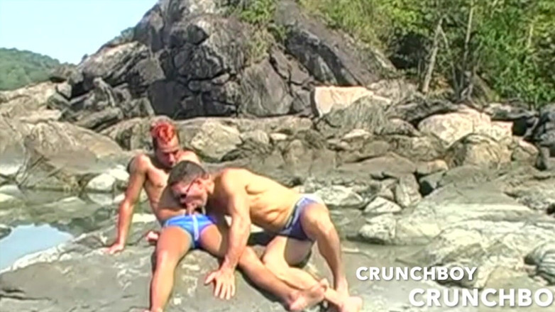 Gaybareback: Zwei sexy latino-jungs ficken ohne gummi am strand zum spaß...