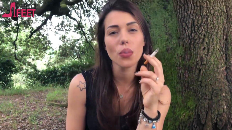 Smokin Fetish: 热辣少女在公园里抽烟