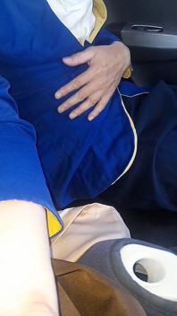 Travestito indossando donna bca bank uniforme