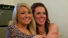 ATK Girls: Vallerie en Lizzie poseren voor een fotosessie
