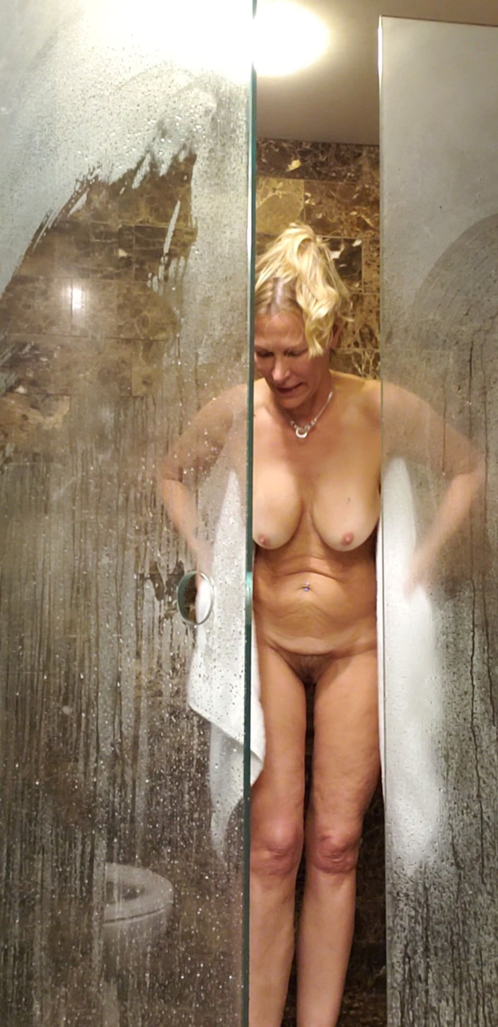 JessRyan: MILF Camgirl Jess Ryan Soaps up in the Shower