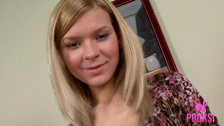 Pooksi: Elizabeth, bombasse étudiante, caresse sa chatte excitée et ses seins mous !