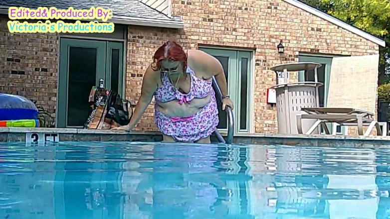 BBW nurse Vicki adventures with friends: 护士Vicki在泳池边为她的新比基尼模特向你闪烁然后