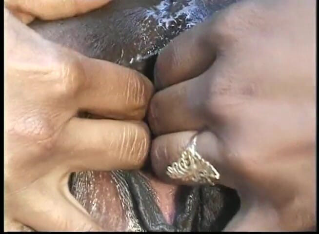 CBD Media Interracial: tin aphriki modal lesbiyan tin logon ki chudaee kar rahi...