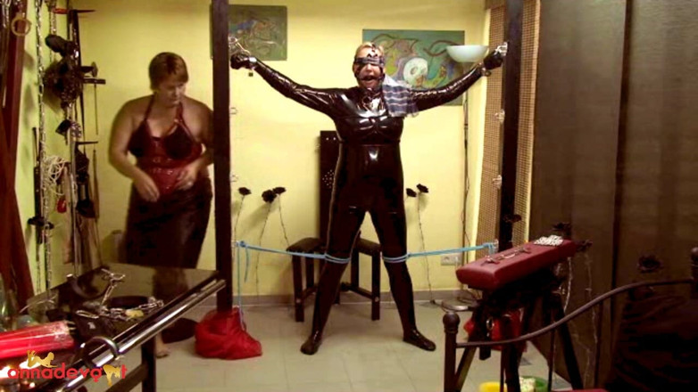 Anna Devot: ラテックスの奴隷 - 三人との激しいBDSMアクション