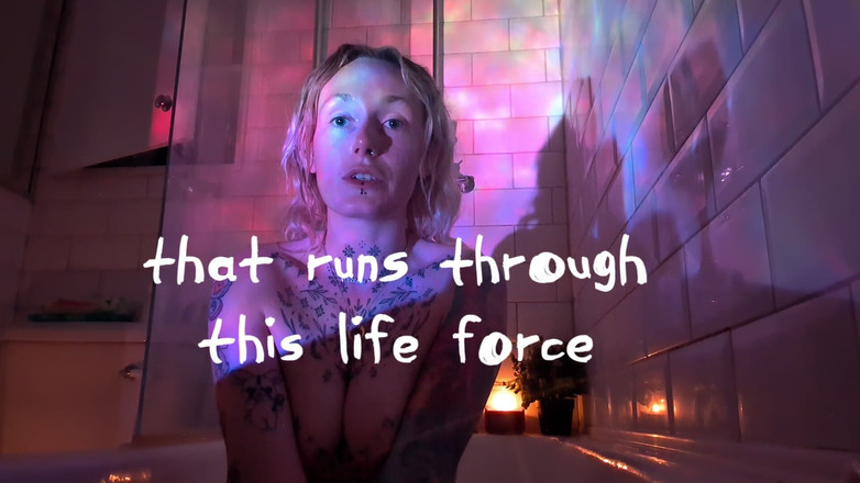 Liberation in motion: 욕조에서 벌거벗은 뮤즈 - 쾌락을 받을 자격이 있어