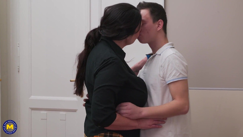 Mature NL: Madura tetona folla con un chico dulce