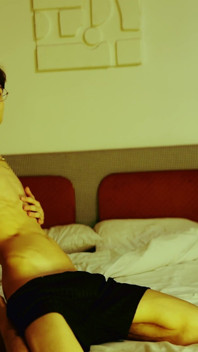 Me Quedé En El Hotel Y Decidí Masturbarme Hasta Que Volvió Mi Amigo Heterosexual.