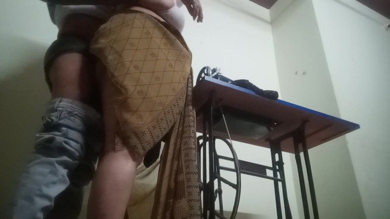 Telugu-fuckers: Une tatie telugu baise avec son voisin tailleur coquin parle...