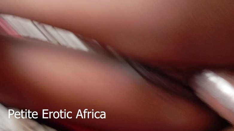 Petite Erotic Africa: Afrikalı genç kız banyoda taze