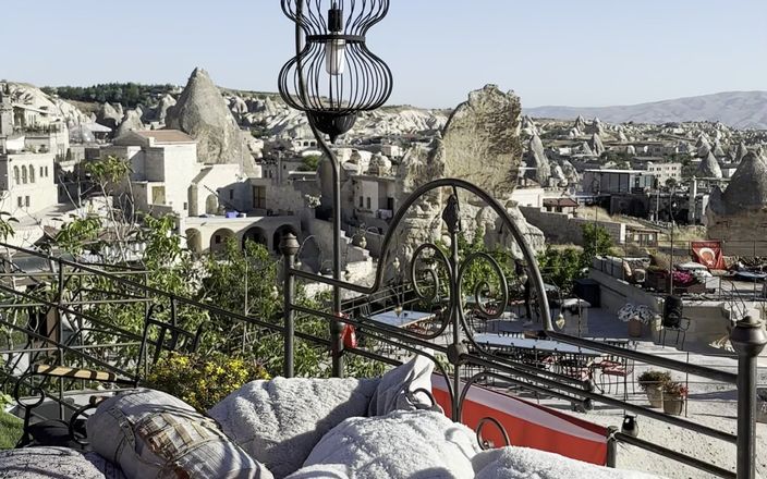 Monika Fox: Cappadocia के पहाड़ों में लाल सूट में बहुत सुन्दर Monika Fox