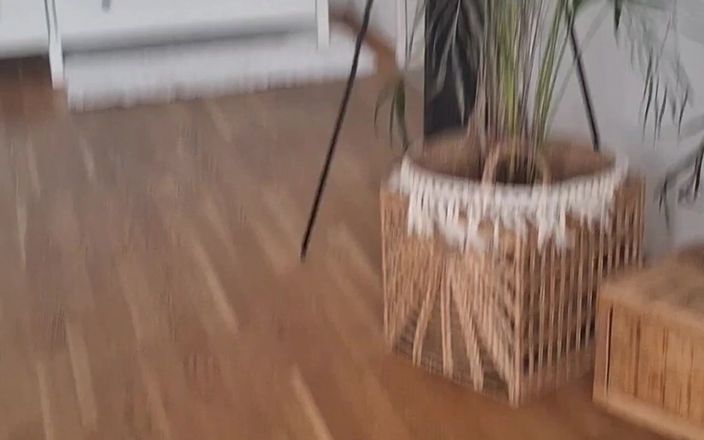 Dexterxxlfun: Sexy magere jonge vrouw wordt gemolken door papa-hand