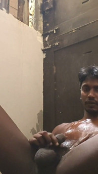 Gozando no meu rosto, mijando no meu corpo, masturbando e gozando como nenhum outro