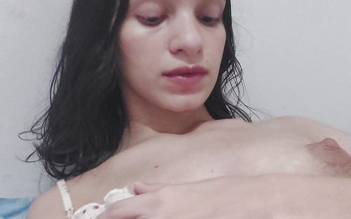 Alice Lima: उत्तेजित बेब मजबूत संकुचन के साथ कई चरमसुख के लिए अपनी परफेक्ट चूत के होंठों पर हस्तमैथुन कर रही है