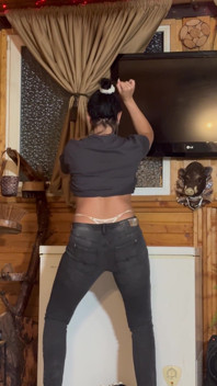 Retour taquinage en jean, tanga blanc et cigarette