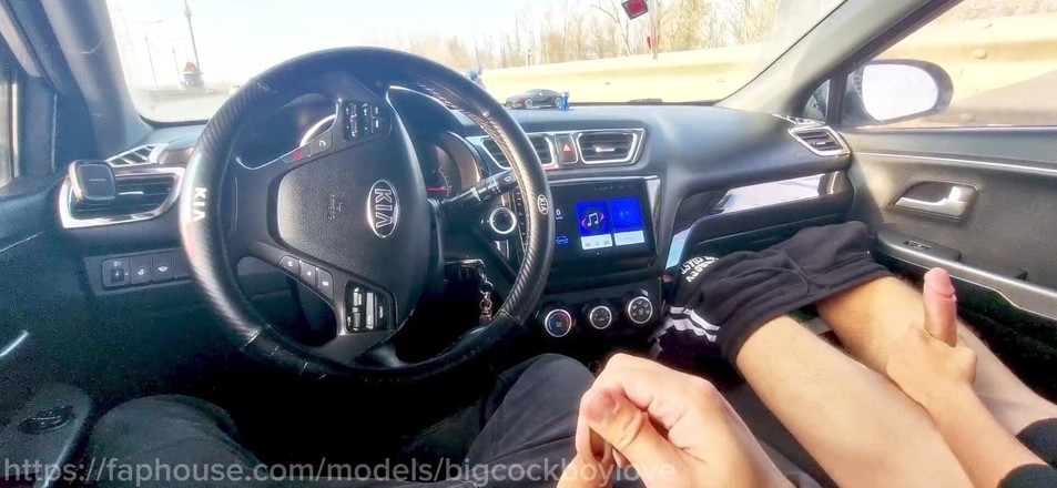 AlexGay: 家伙们通过撸管来高速公路上