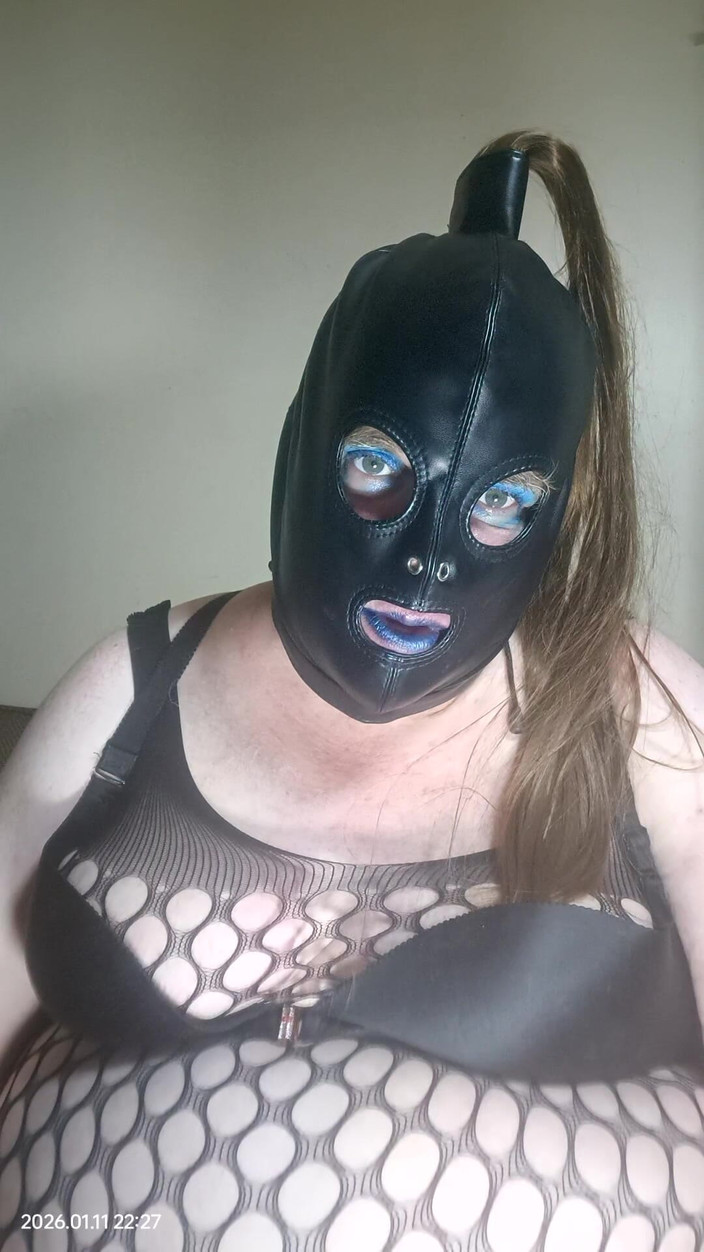 Stephanie-Nicole-TV: Velká kráska tv se baví s fialovým robertkem