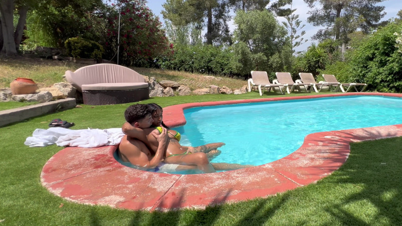 Yasmina and Brady: Vecino Voyeur Nos Observa Follar En La Piscina Del Jardín-...