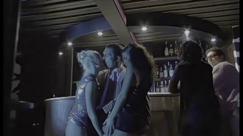 Inhonorof porn: 두 명의 창녀가 나이트클럽에서 사람들 사이에서 이탈리아 자지를 나눠 쓰다