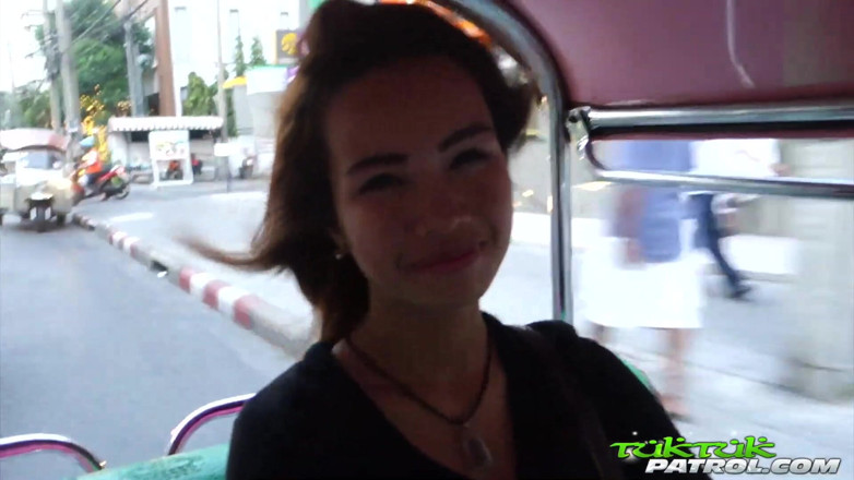 Trike Patrol - Tuk Tuk Patrol: Thai-mädchen mit dickem hintern durchläuft den schwanz