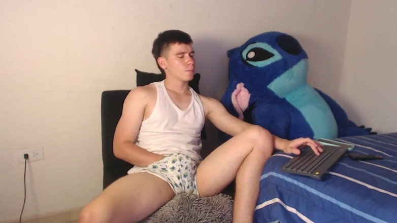 Icyhot707: Un jeune latino grand se masturbe sur un pantalon