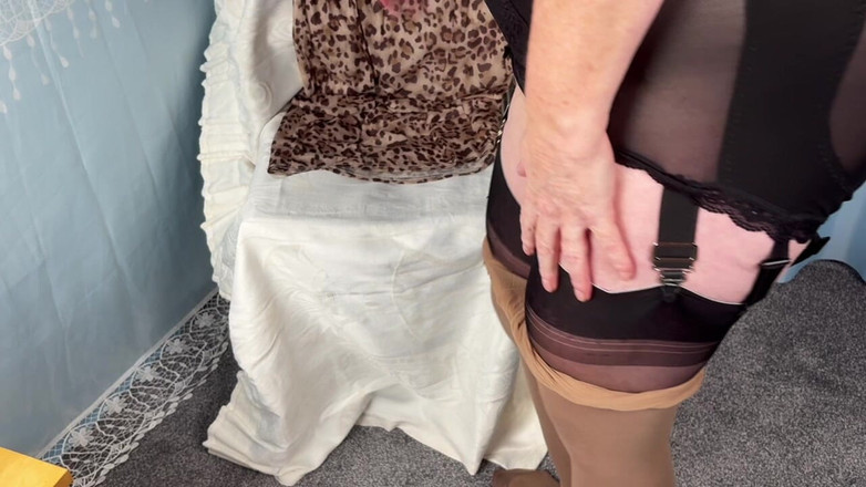 Aunty Sandra vintage girdle queen: Vgq13 - mătușa Sandra încearcă stratarea