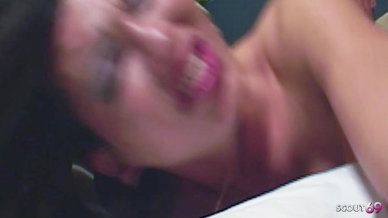 Shemale TS Collection: Starý chlap šuká sexy trans ženu Sabrinu v lázních s jejím těsným...