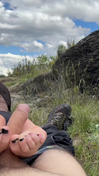 Fuimos a hacer una caminata y le di a Kiwi un paja con el pie en la pista