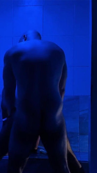 Un urs musculos fute o femeie latino în sauna gay