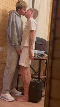 Celé video Velký Penisový Chlap Šuká Roztomilý Twinkův Těsný Anální Otvor, Zatímco Jeho Přítel Je Pryč