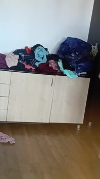 Esposa amadora se diverte experimentando roupas e cortando-as