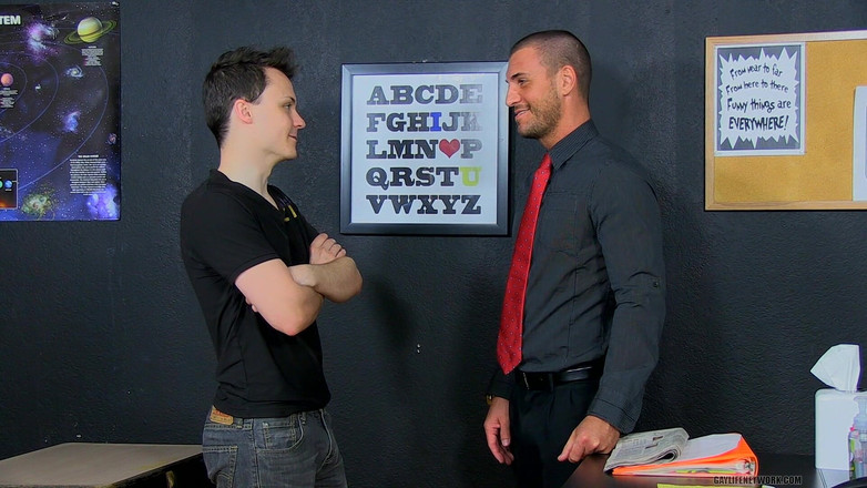 Teach Twinks: Studentessa in infradito scopa