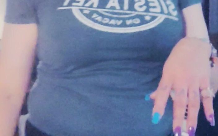 Darkfetish2k: Sissy bionda che fuma a lungo anni '120 bianchi
